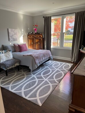 5 bedrooms, iron/ironing board, Internet, bed sheets