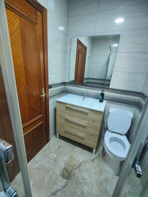 Secadora de cabello, bidet, toallas, jabón