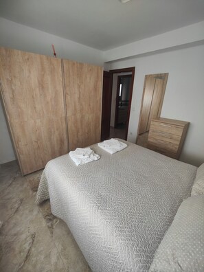 2 habitaciones, tabla de planchar con plancha y cuna de viaje