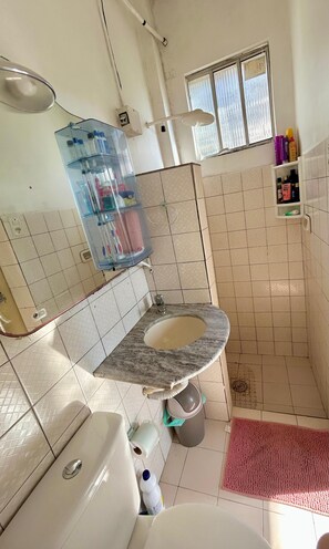 Dusch, handdukar, tvål och toalettpapper