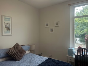 Iron/ironing board, bed sheets