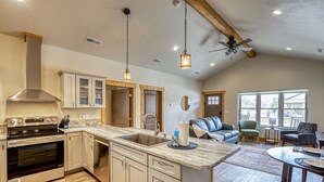 Una cocina amplia con electrodomésticos modernos, una isla grande y un comedor con vistas.