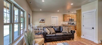 Saddle Up For Luxury - 15 Minutes to Mt Rushmore