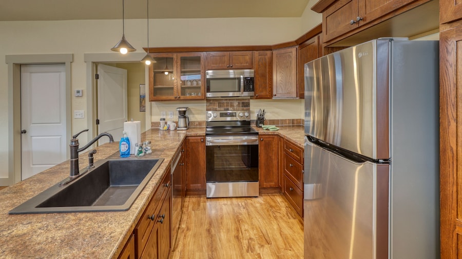 Serene Retreat King Bed at Rockerville Gold Town