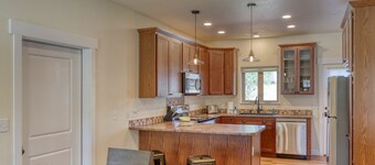 Gold Mining Condo King Bed Modern Comforts