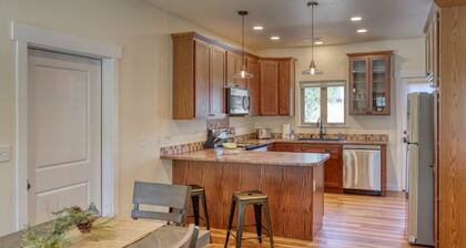 Gold Mining Condo King Bed Modern Comforts