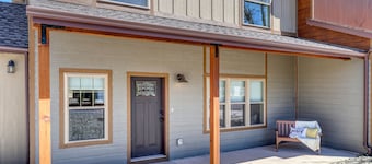 Gold Mining Condo King Bed Modern Comforts