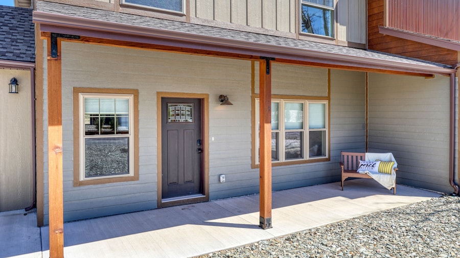 Gold Mining Condo King Bed Modern Comforts