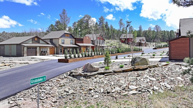 Un barrio residencial con casas, una calle llamada Grubstake Ct. y un paisaje rocoso.