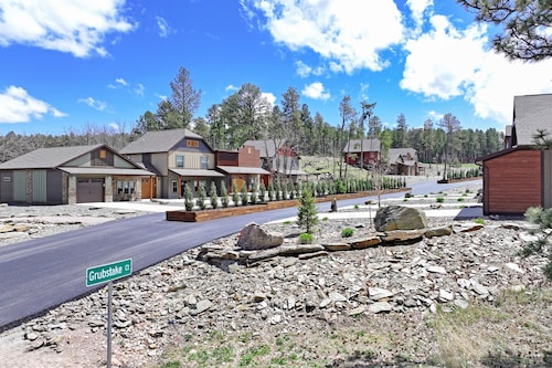 Gold Mining Condo King Bed Modern Comforts