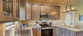 Modern Condo Near BH Attractions-garage Parking