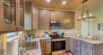 Modern Condo Near BH Attractions-garage Parking