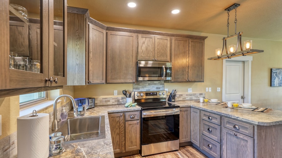 Modern Condo Near BH Attractions-garage Parking