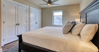 Modern Condo Near BH Attractions-garage Parking