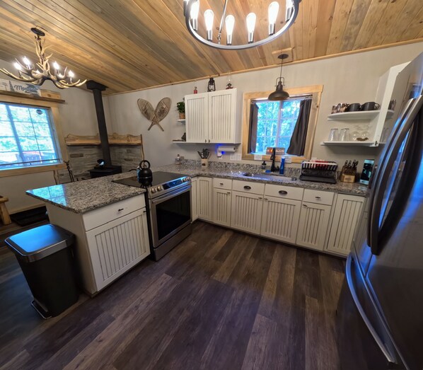 Een koelkast, een microgolfoven, een oven, een kookplaat