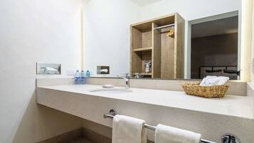 Shower, handuk, sabun, dan sampo