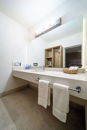 Douche, serviettes fournies, savon, shampoing