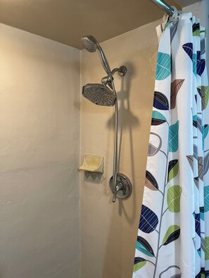 Haartrockner, Handtücher, Toilettenpapier