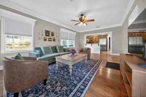 TV - A 1921 Craftsman with Charm in Tyler! (Tyler)