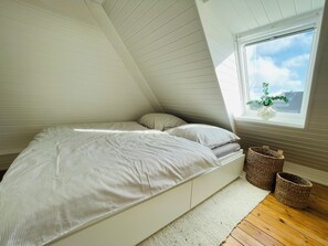 2 slaapkamers, een bureau, een strijkplank/strijkijzer, reisbedje