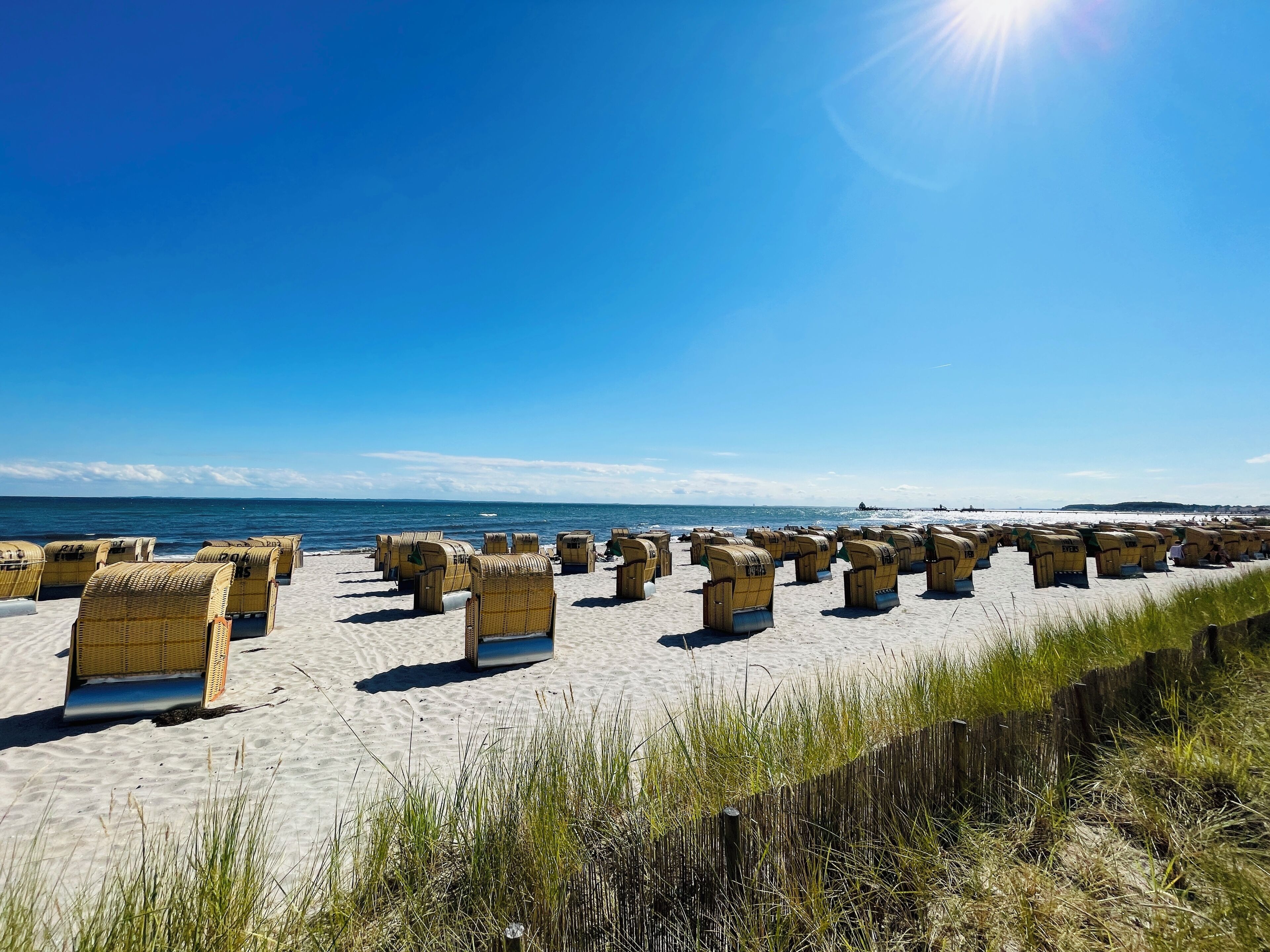 Ranta lähistöllä, aurinkotuoleja