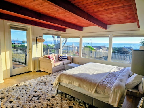 Ocean view, Huge backyard, 5 minutes walk to the beach