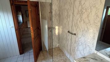Douche, sĂšche-cheveux, bidet, serviettes fournies