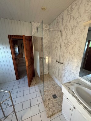 Regadera, secadora de cabello, bidet, toallas 