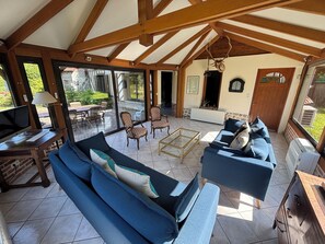 電視、壁爐、電子遊戲、DVD 播放機