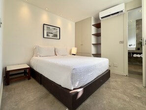 Cofres nos quartos, cortinas blackout, ferros/tábuas de passar roupa