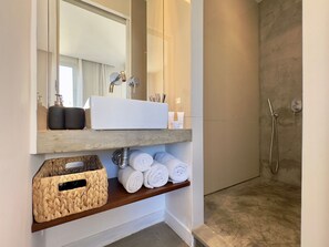 Shower, free toiletries, hair dryer, towels - WhereInRio 4 suites luxury penthouse Ipanema (Rio de Janeiro)