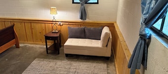 Peaceful house with AC in charming Riggins