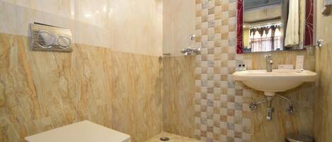 Une salle de bain avec un sol en marbre, un lavabo, un miroir et des toilettes.