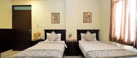 Quarto casal luxo, vista para a montanha | Área de estar