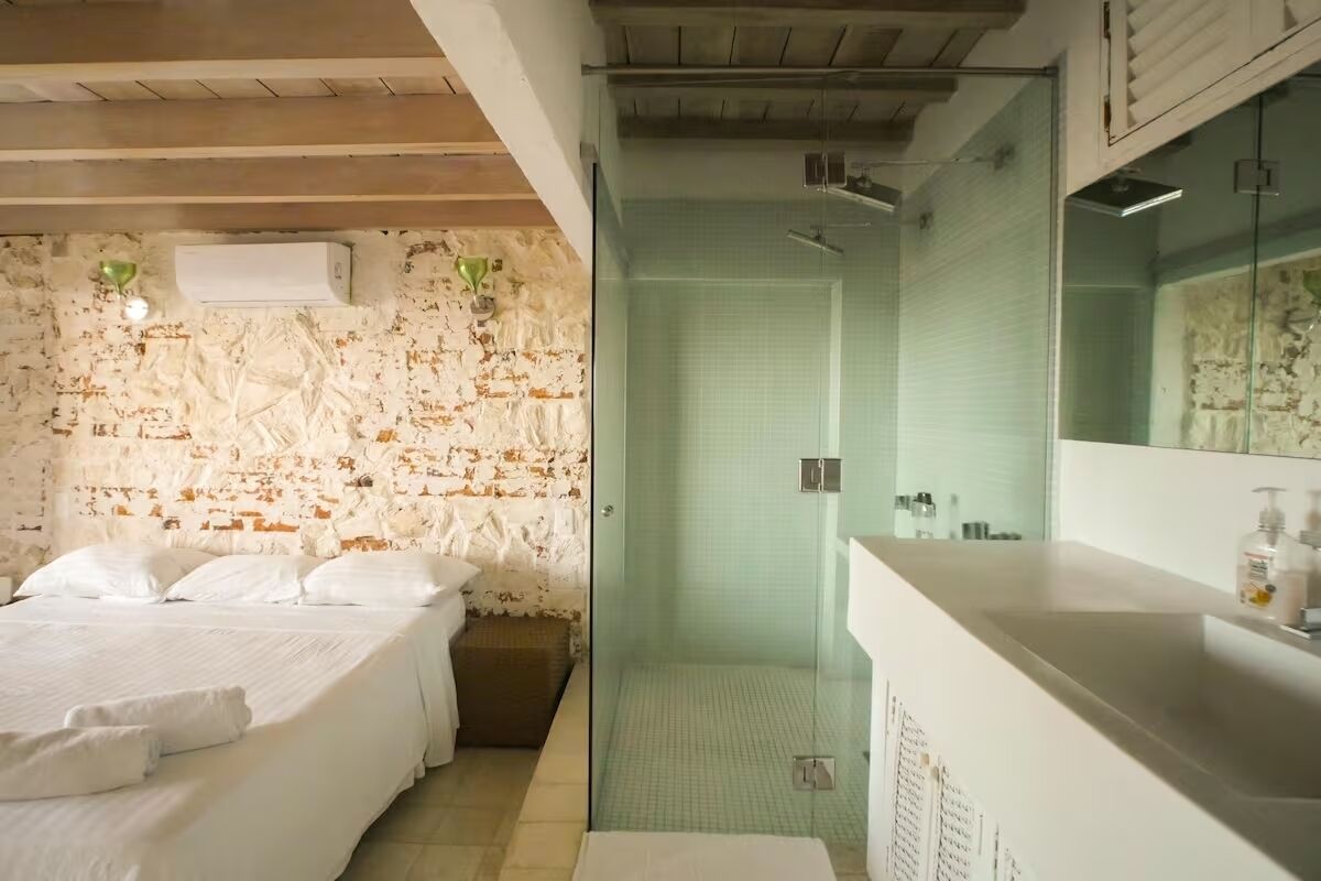 Secador de cabelo, toalhas de banho, sabonete, papel higiênico
