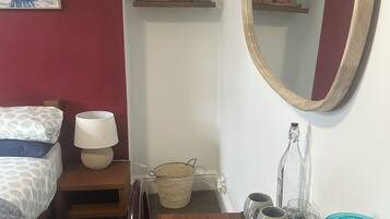 Escritorio, espacio para trabajar con laptop y wifi gratis