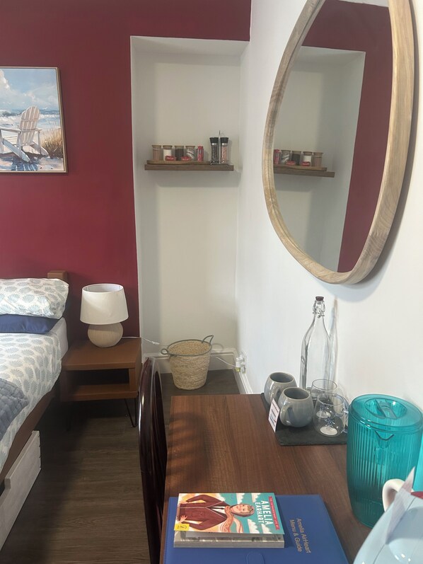 Classic Double Room | Desk, laptop workspace, free WiFi, bed sheets - Amelia Airheart (Swansea)