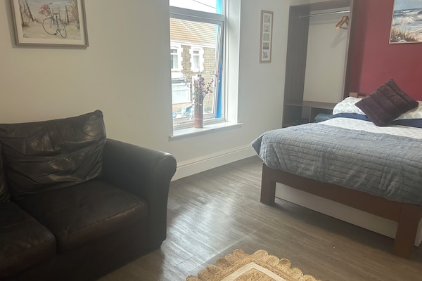 Klassieke tweepersoonskamer | Een bureau, een laptopwerkplek, gratis wifi, beddengoed