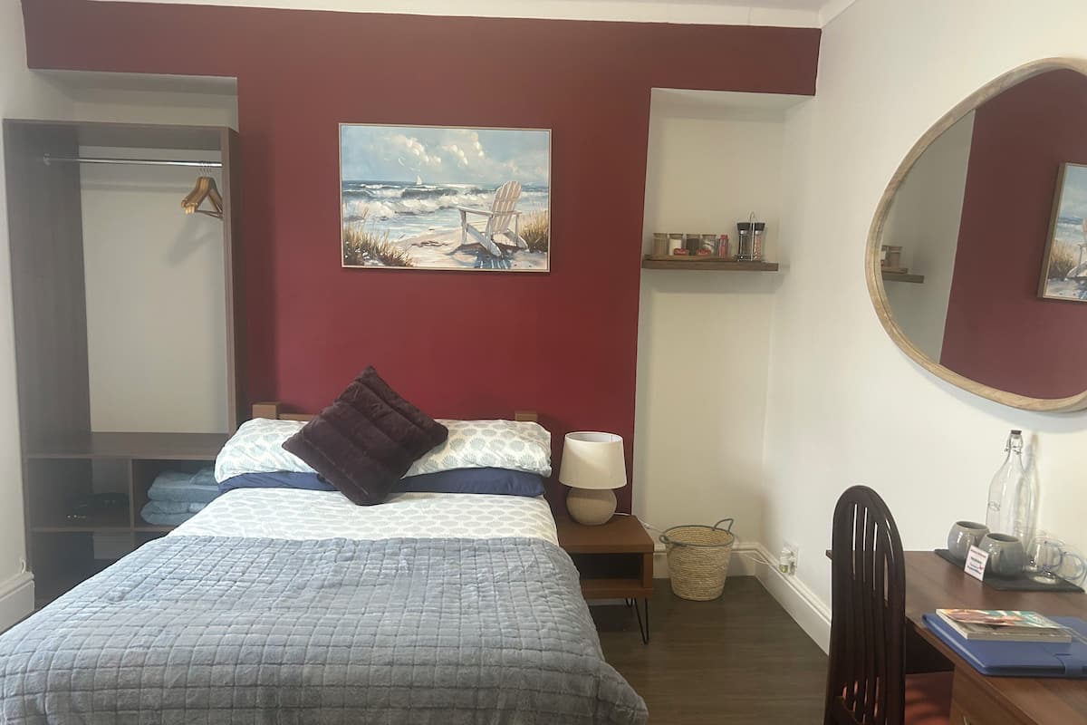 Classic Double Room | Desk, laptop workspace, WiFi (free), bed sheets