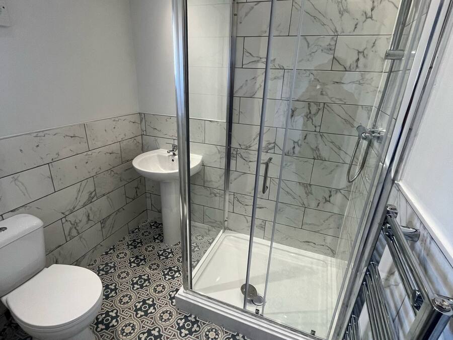 Comfort Double Room | Bathroom | Hair dryer, towels, soap, shampoo