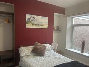 クラシック  ダブルルーム | デスク、ノートパソコン用作業スペース、WiFi (無料)、ベッドシーツ