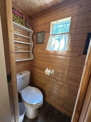 Dusche, Haartrockner, Handtücher, Toilettenpapier