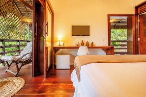 5 bedrooms, iron/ironing board, internet, bed sheets