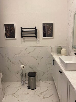 Douche, serviettes fournies, savon, papier de toilette