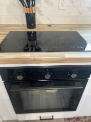 Micro-ondes, four, plaque de cuisson