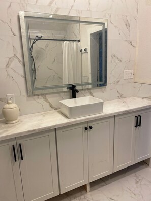 Ducha, toallas, jabón, papel higiénico