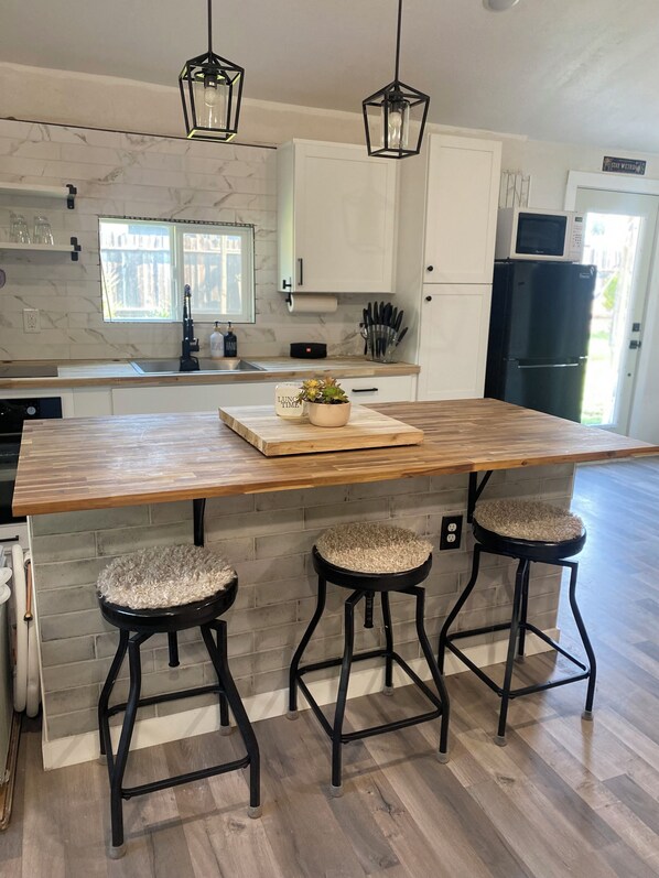 Microondas, horno, placa de cocina