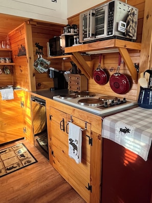 Wasserkocher mit Kaffee-/Teezubehör, Kühlschrank, Mikrowelle, Ofen