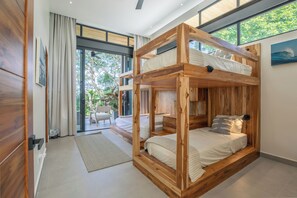 4 habitaciones, caja de seguridad en la habitación y escritorio 