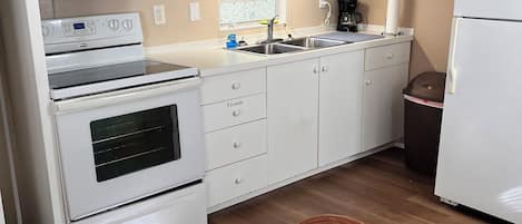 Frigorifero, microonde, forno, piano cottura